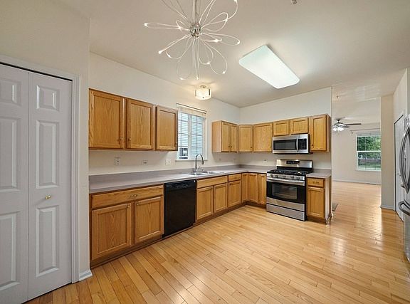 4th image of 821 Linden Cir