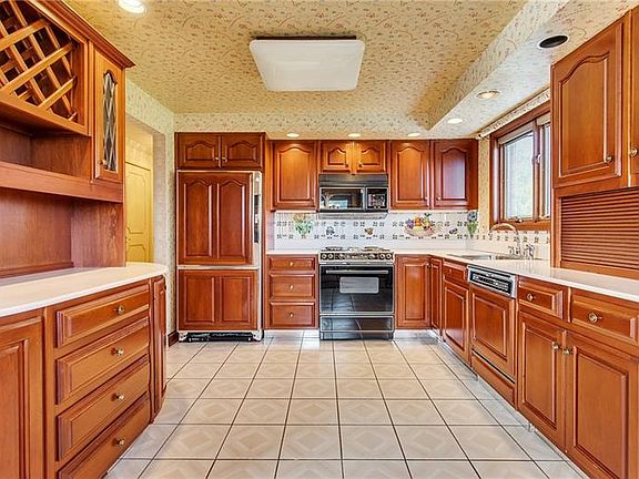 4th image of 412 Shirley Ln