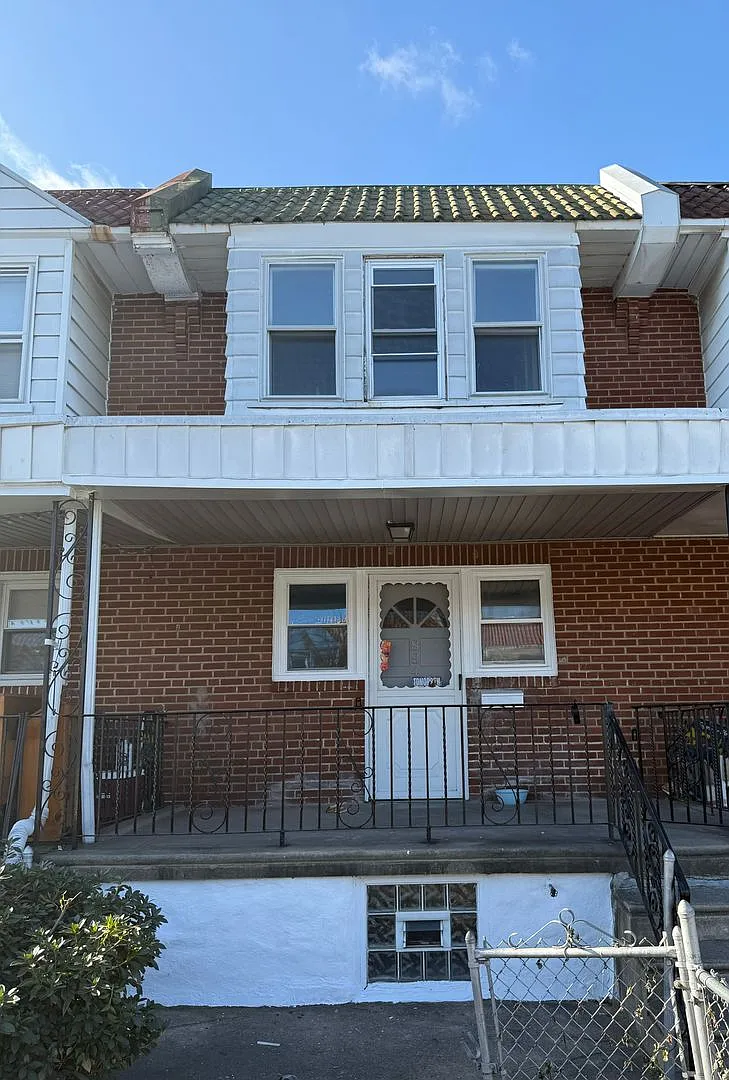 Newly Renovated 3BR with Front Porch Available Oxford Circle Area! — Photo 1