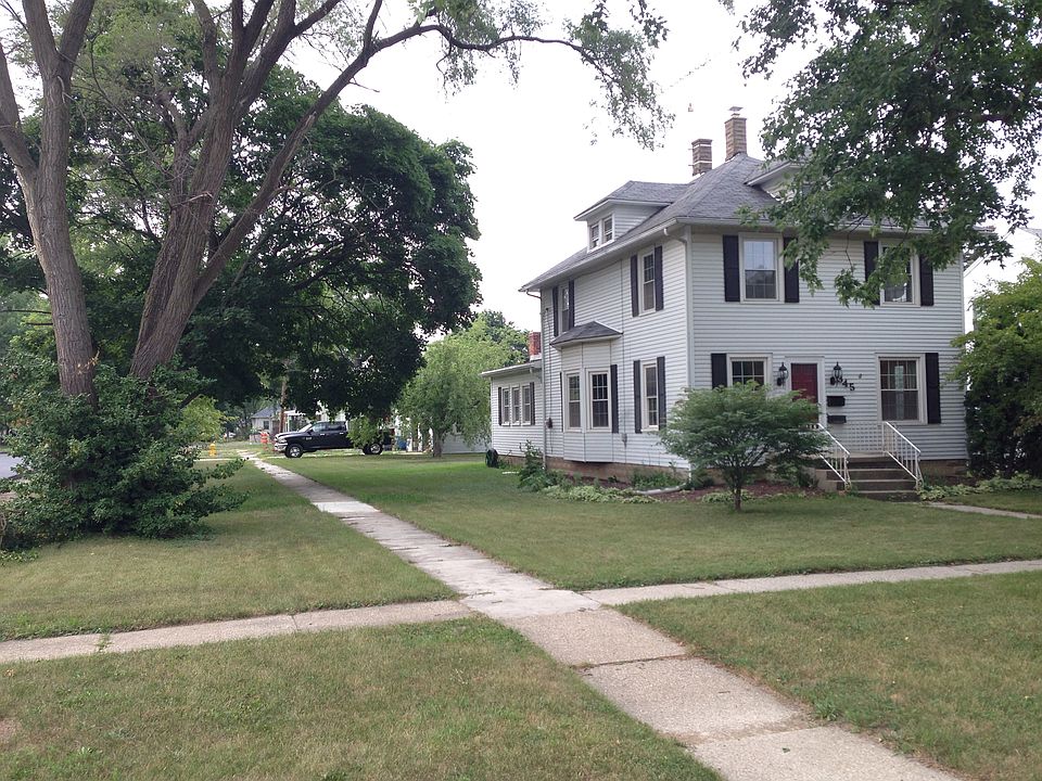 Great corner lot and yard!