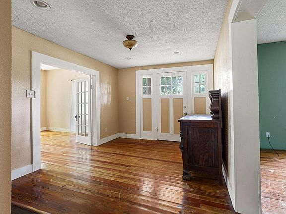 3rd image of 402 W Main St