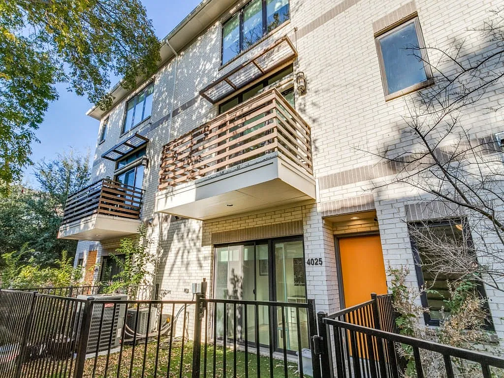 2 bed, 3.5 bath, 2009 sqft, $3,800 — Photo 2
