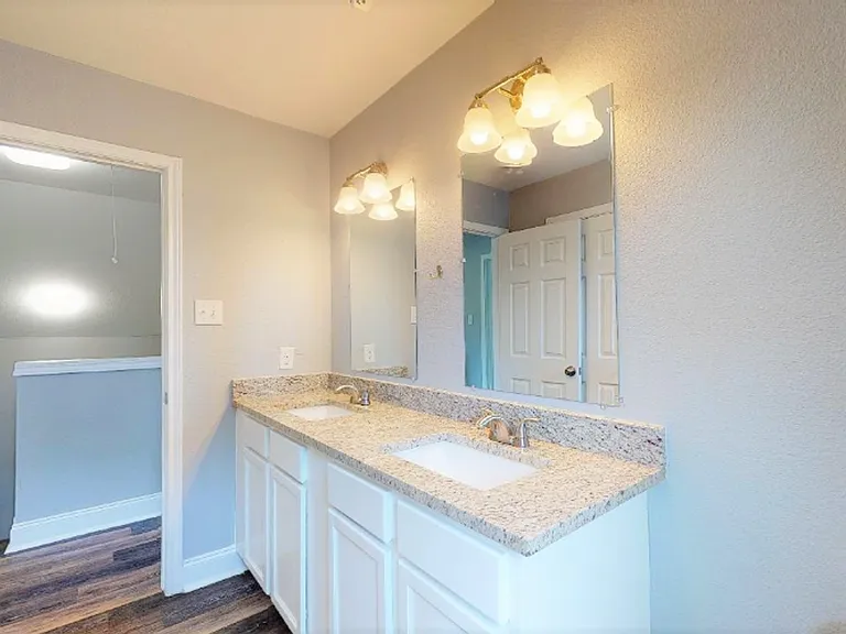 114 E Oak St — Photo 11