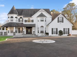 2 Blackpine Ct, Holtsville, NY 11742