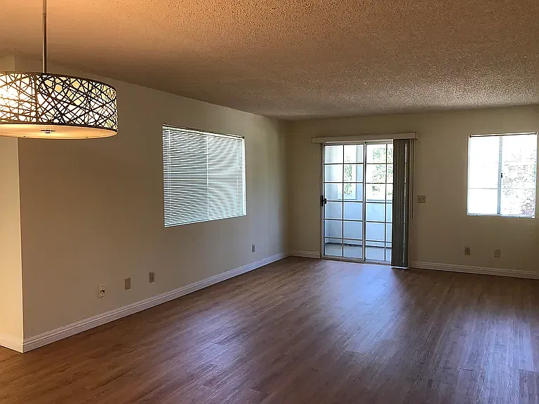 2 bed, 1035 sqft, $2,900 — Photo 2