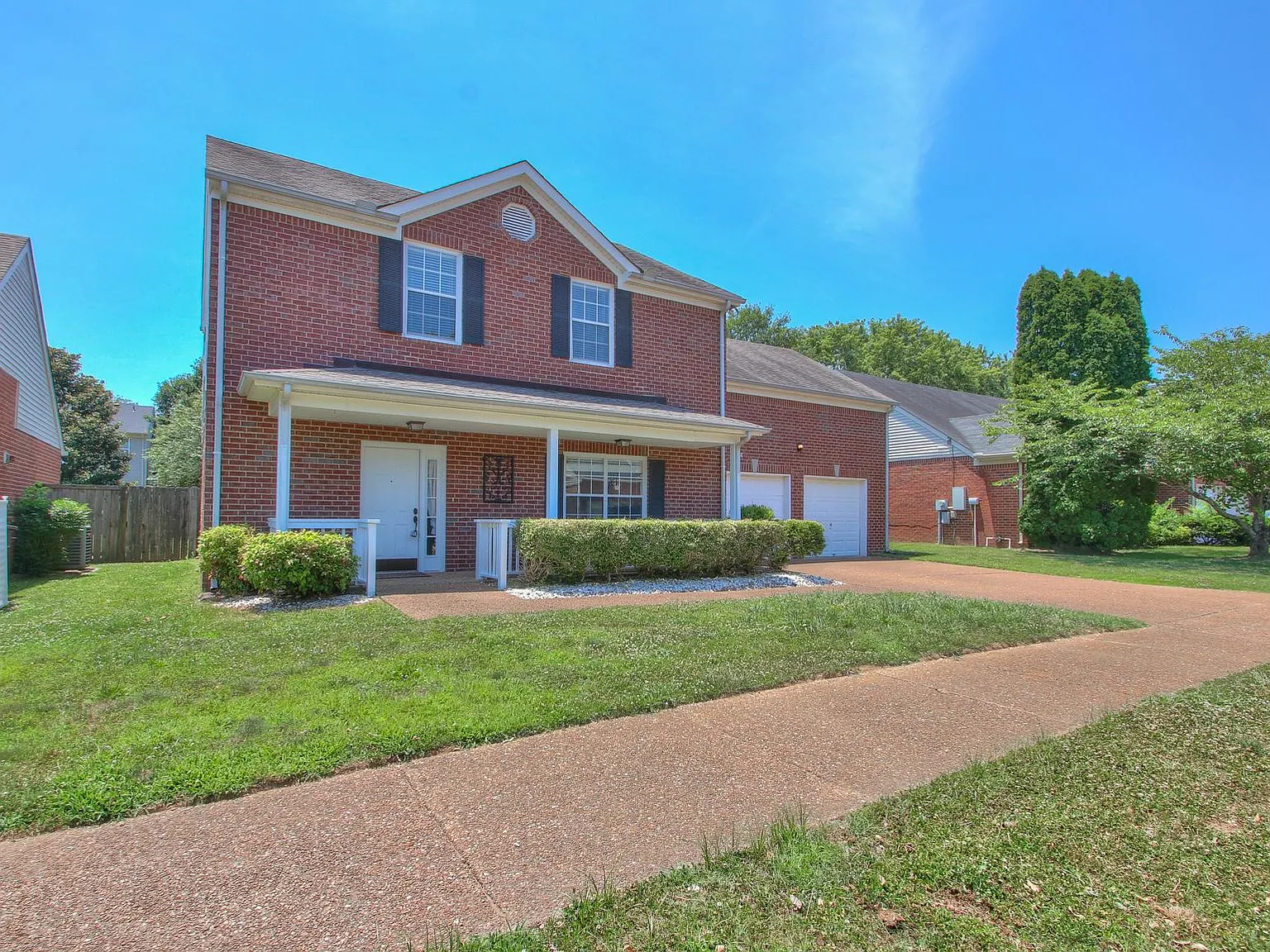 1027 Glastonbury Drive — Photo 2