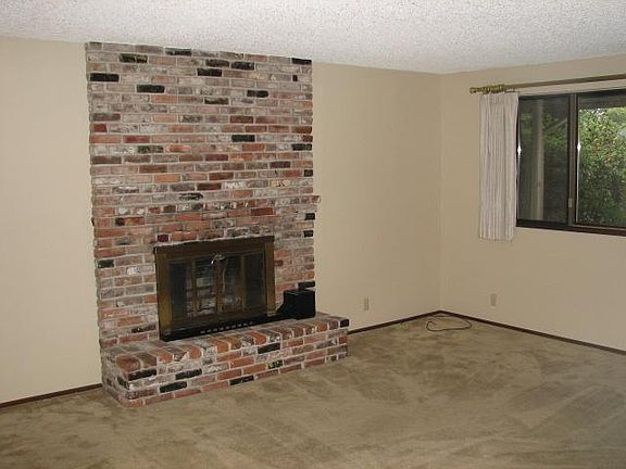 3040 Harlow Rd Living Room