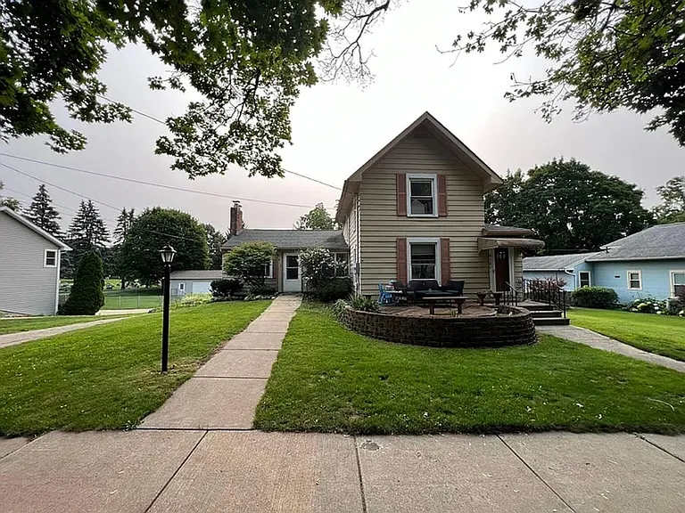 412 N Bridge St — Photo 1