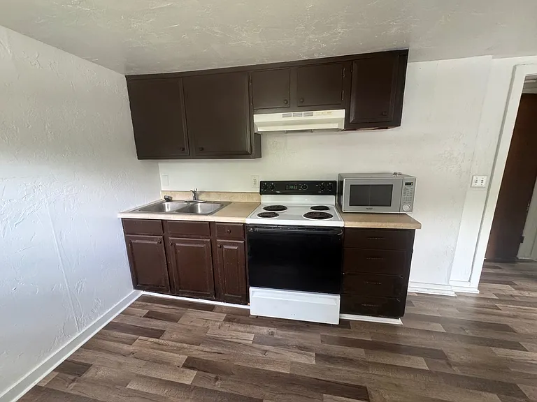 1203 Larry St — Photo 9