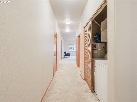 entry way/hall way in the unit