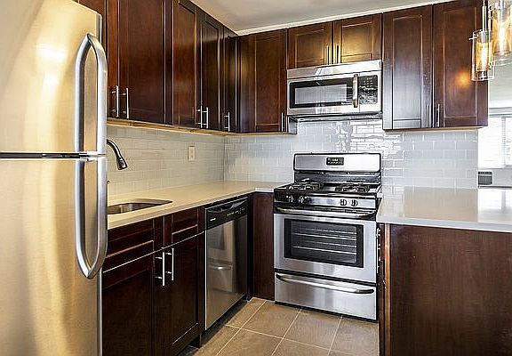 3rd image of 10420 Queens Blvd APT 10Y