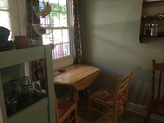 Kitchen sitting area.