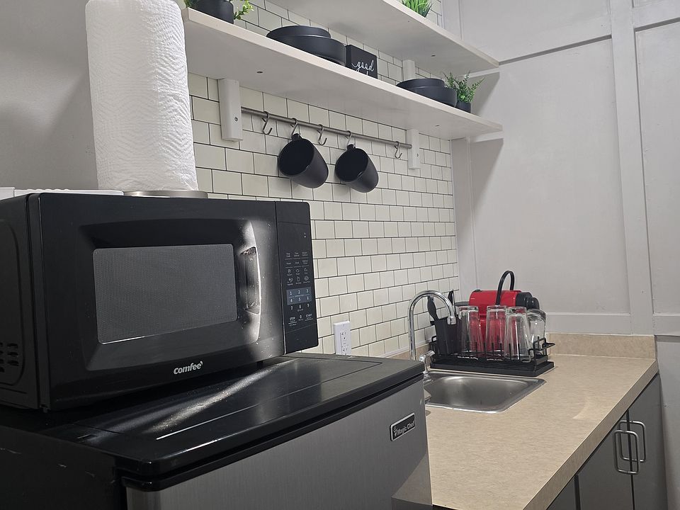 Kitchenette. Fridge , Microwave, 2-Burner Plug in stovetop
