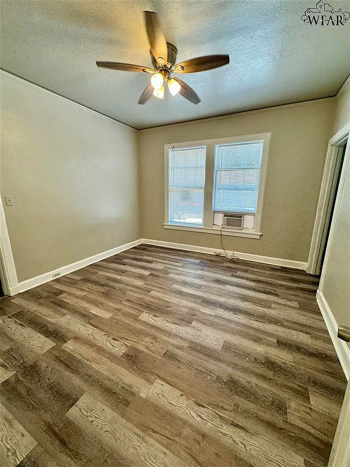1 bed, 1.0 bath, 924 sqft, $695 — Photo 2