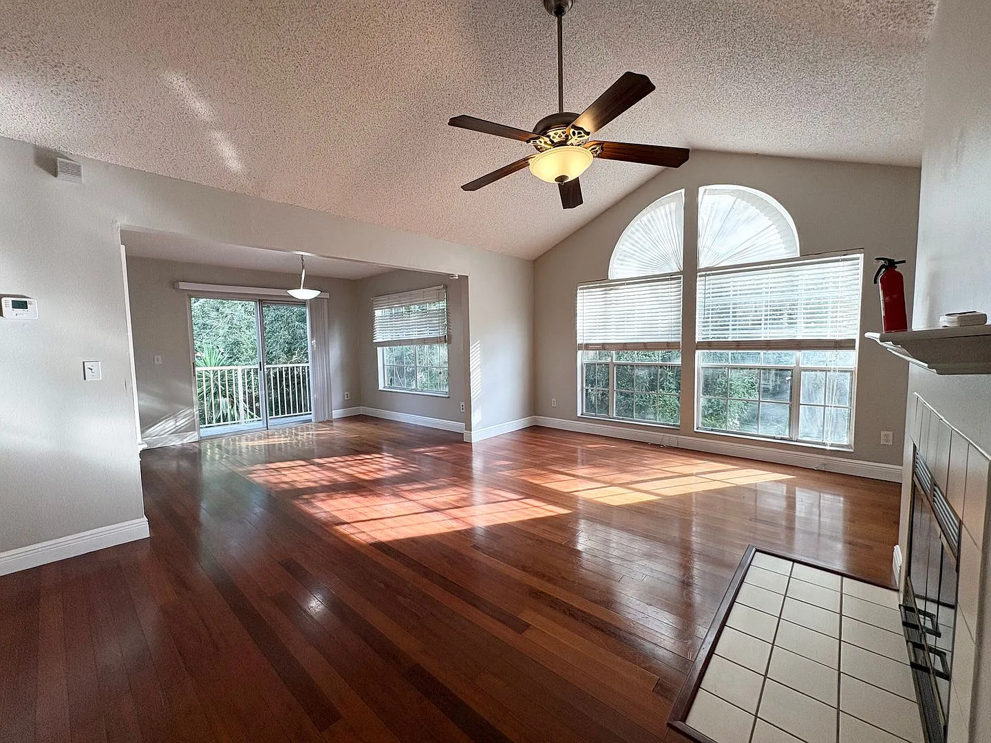 Charming 3B/2B Carpet Free Condo — Photo 3