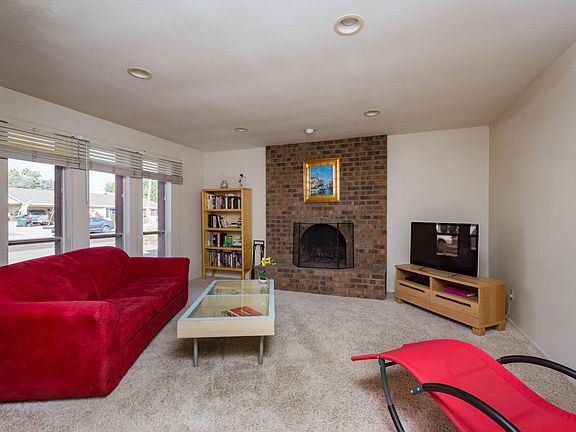 4th image of 107 E Voltaire Ave