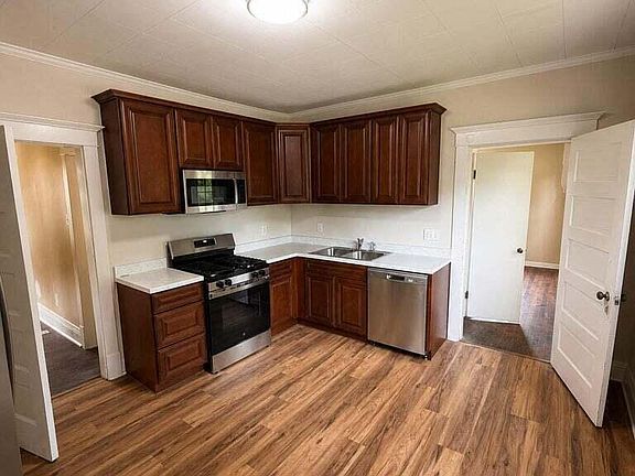 3rd image of 703 W Broadway