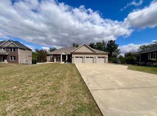 2112 Slade Ln, Mahomet, IL 61853