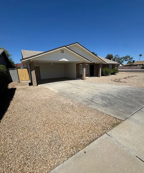 2766 E Irwin Ave — Photo 1