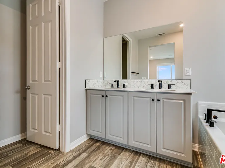 713 Daniel Freeman Cir — Photo 32