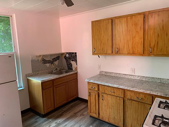 3rd image of 450 Wall Ave