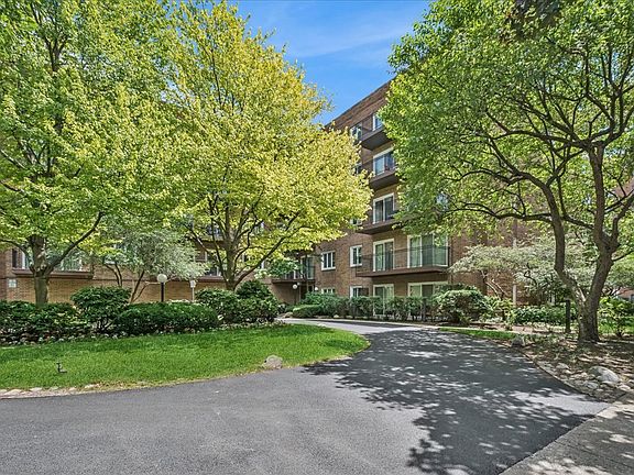 3rd image of 901 Hinman Ave APT 3B
