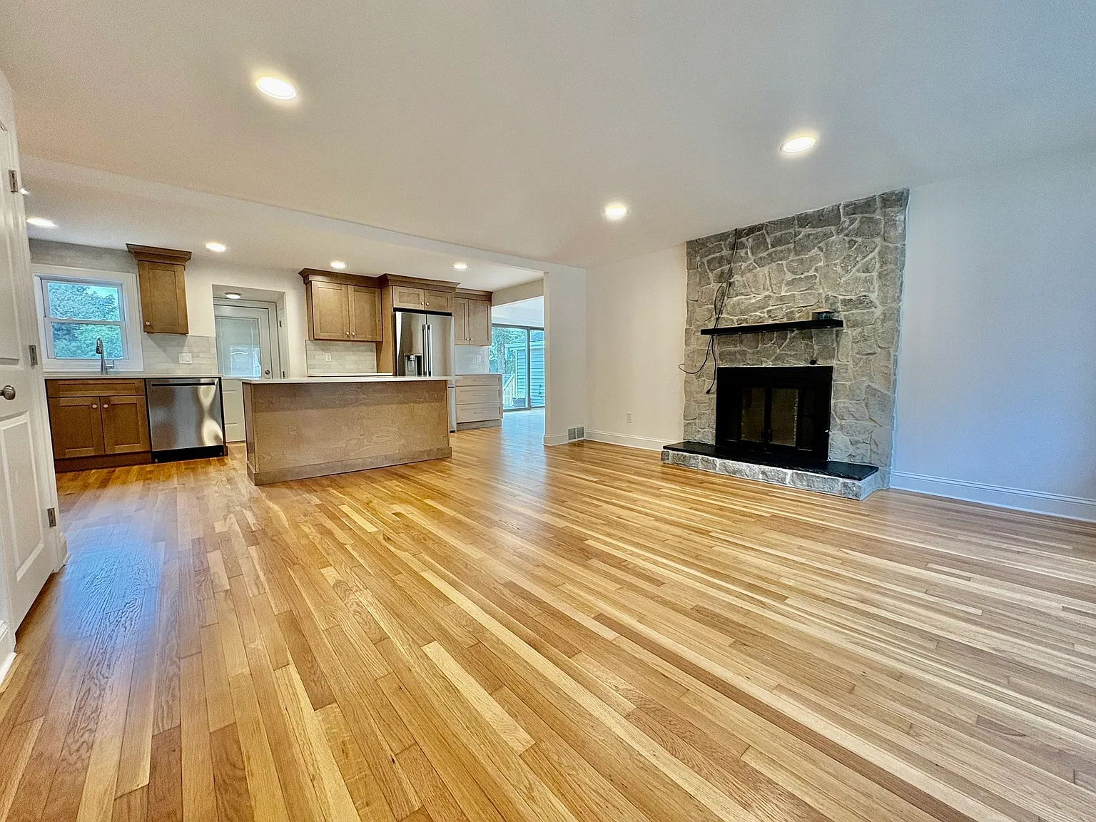 3 bed, 2.0 bath, 1854 sqft, $4,300 — Photo 4