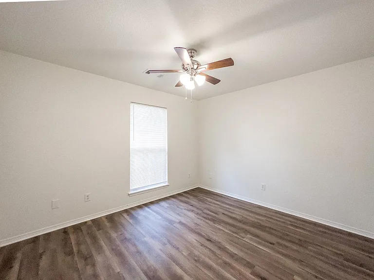 429 E El Paso St — Photo 15