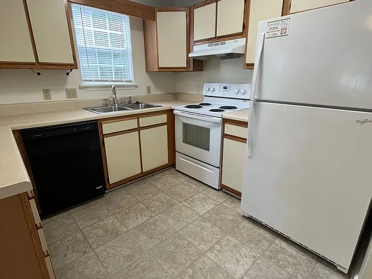 888 Patrick Henry Dr — Photo 7