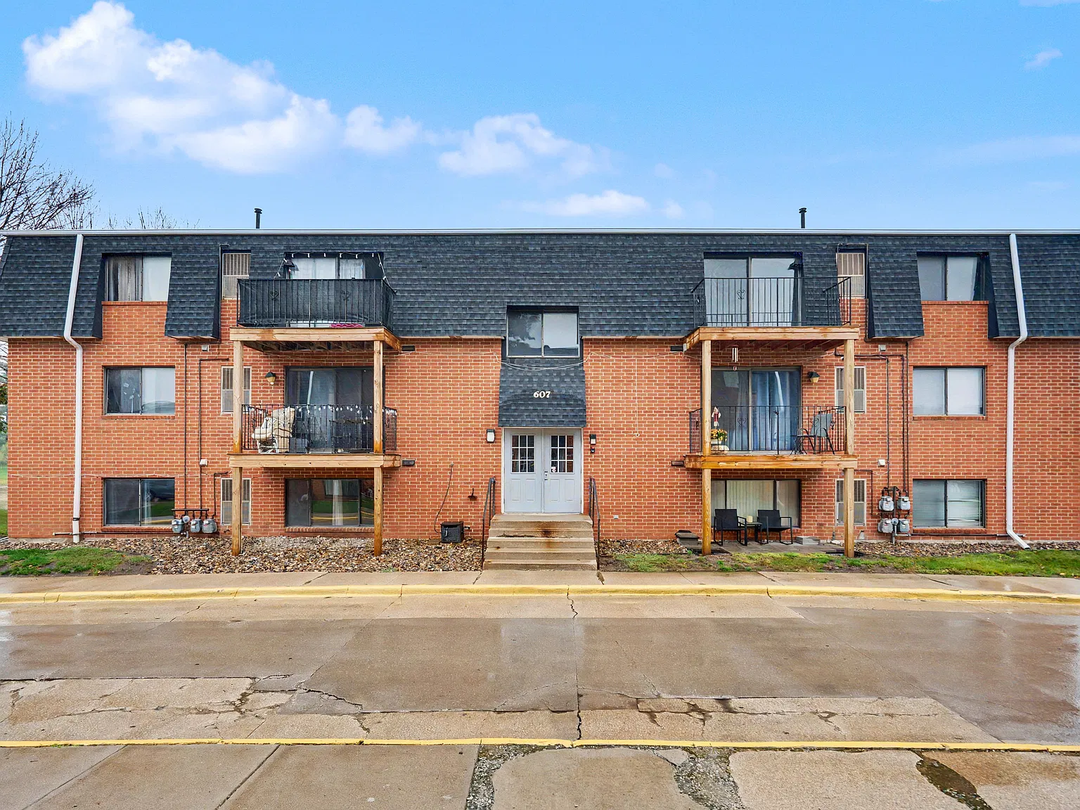2 bed, 1.5 bath, 915 sqft, $925 — Photo 1
