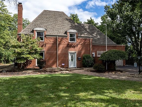 2nd image of 3179 Crescent Dr NE