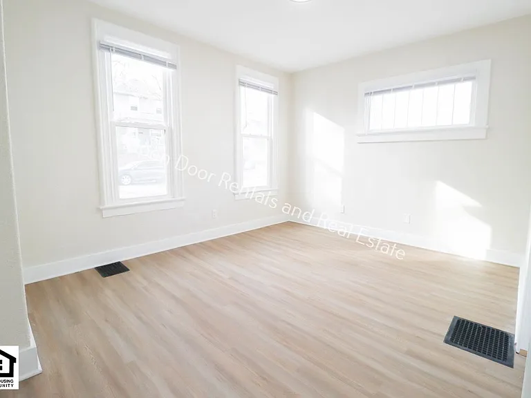 2323 Fox Ave — Photo 7