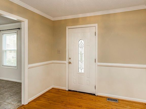 3rd image of 204 Stafford Oak Dr
