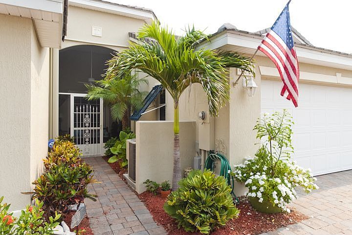 1st image of 450 Moray Pl