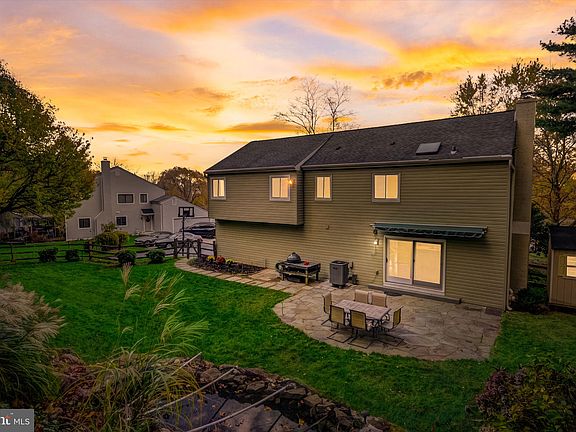 3rd image of 2058 Hawthorne Pl