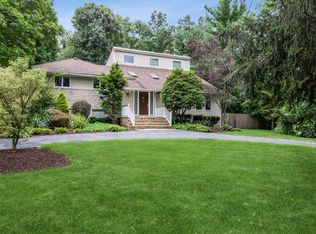 2 Hunter Ct, Dix Hills, NY 11746