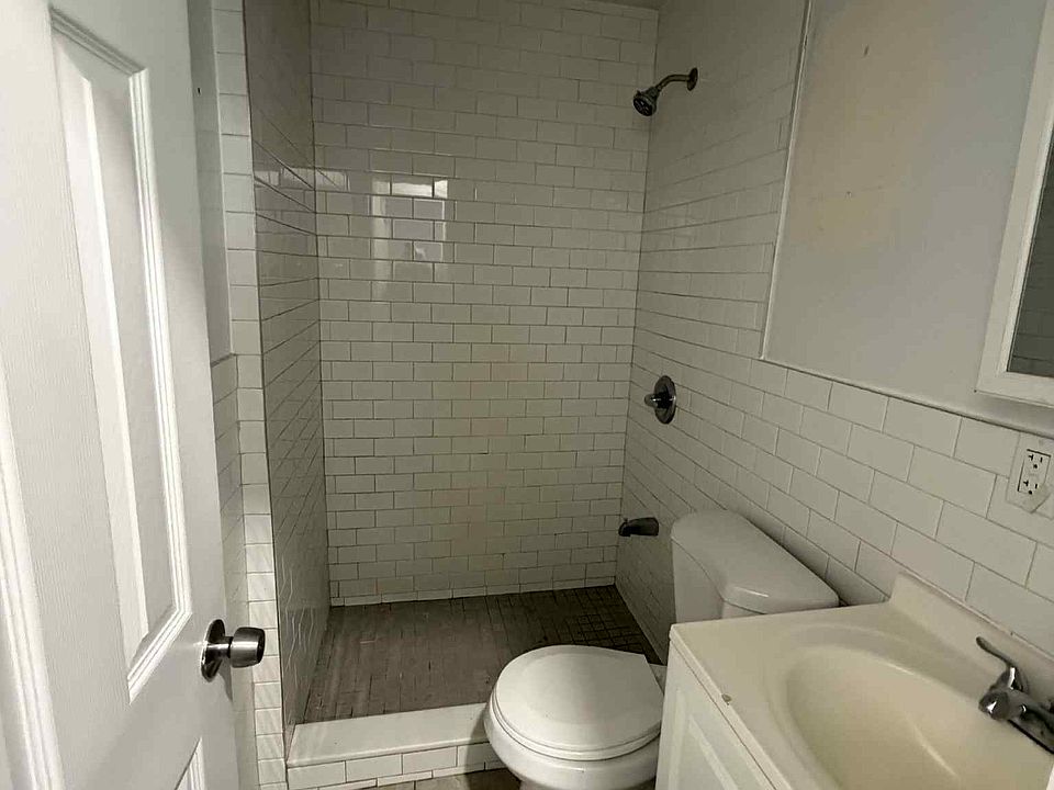 2nd image of 386 Chauncey St #G