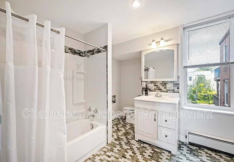 929 N 6th St #2 — Photo 4