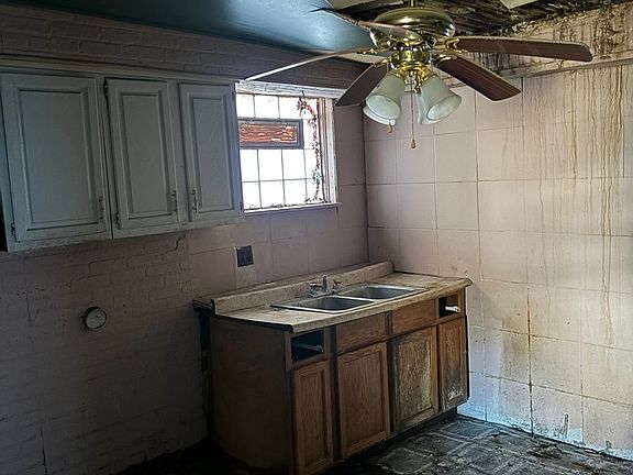 4th image of 10243 S Avenue L