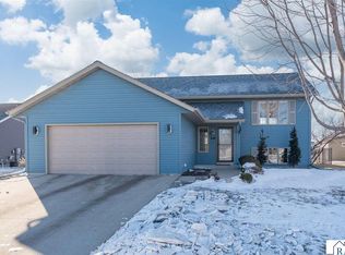 228 Grovebrook Cir, Mankato, MN 56001