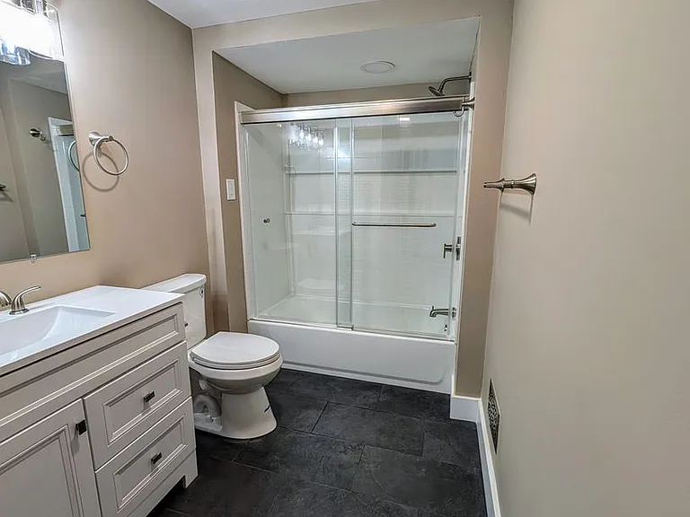 229 W Sycamore St — Photo 11