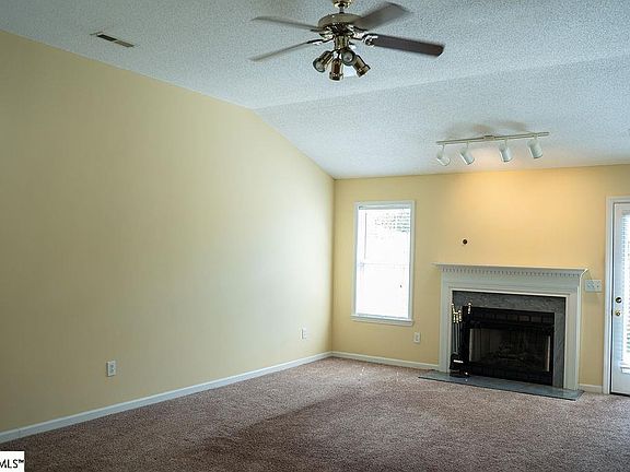 3rd image of 11 Hillside Glen Dr