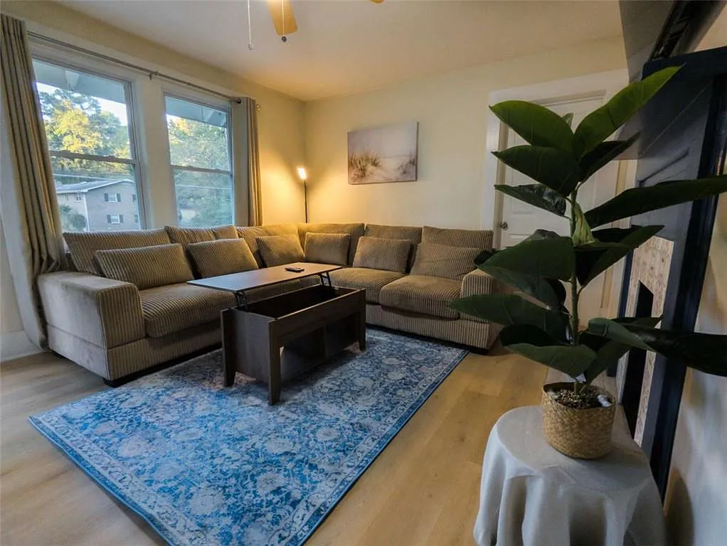 3 bed, 2.0 bath, 1246 sqft, $4,000 — Photo 3