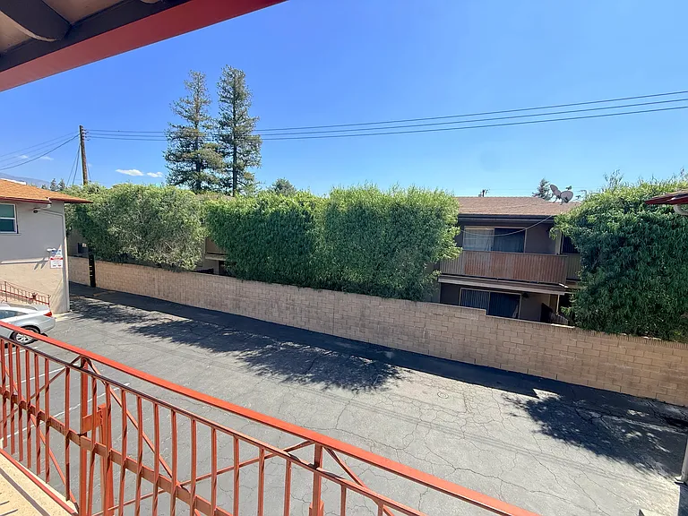 331 E Live Oak St #J — Photo 2