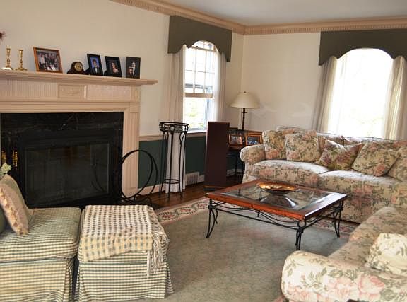 3rd image of 16 Gedney Park Dr