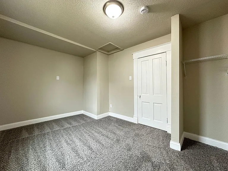 107 W Sycamore St — Photo 12