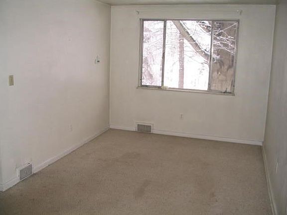 3rd image of 817 Stuyvesant Rd
