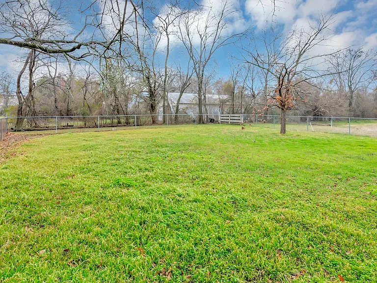 410 Shady Ln — Photo 31