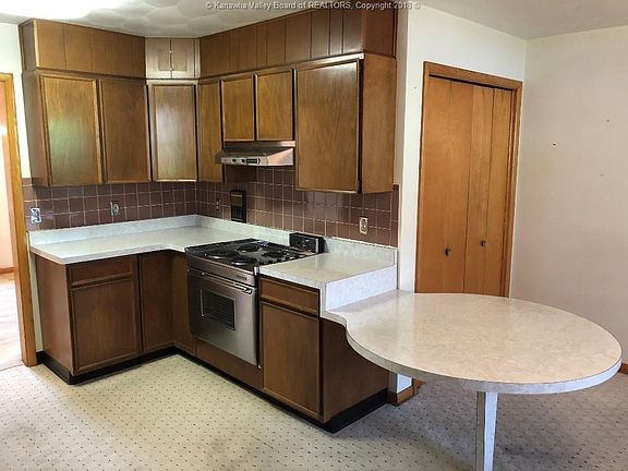 4th image of 1805 Oakwood Dr