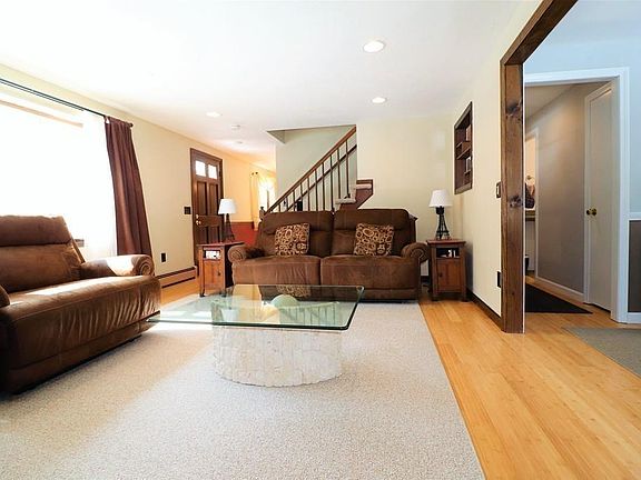 5th image of 19 Evergreen Cir